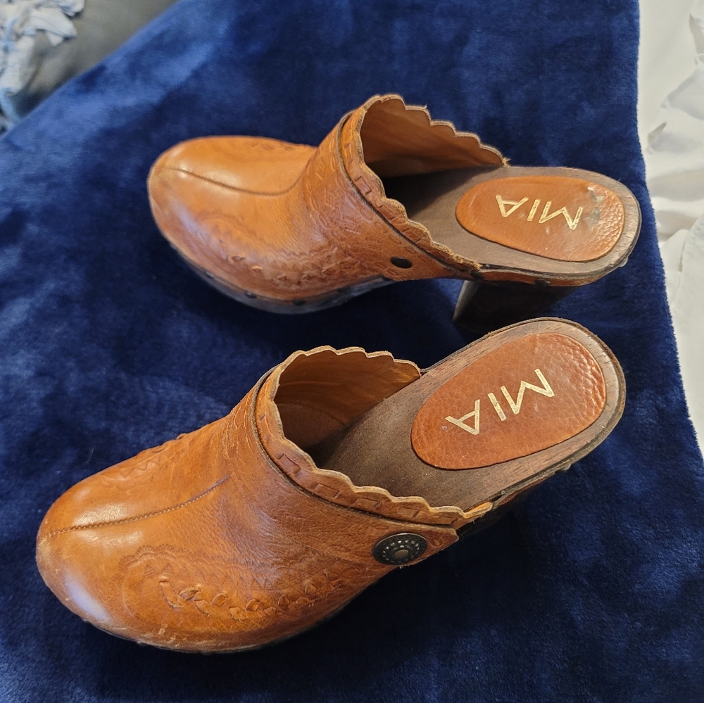 MIA beautiful embroided clogs